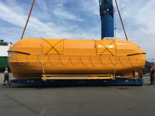 Mayo 2018 - Cargando un bote salvavidas para una conocida compañía de cruceros